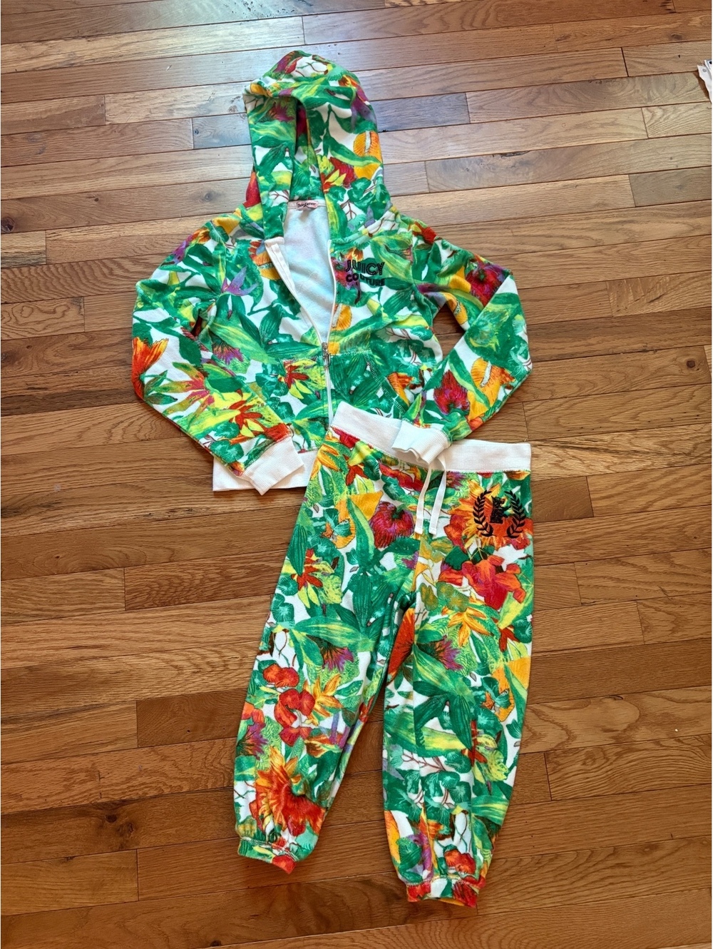 Girls Juicy Couture terry material set size 7/8 small